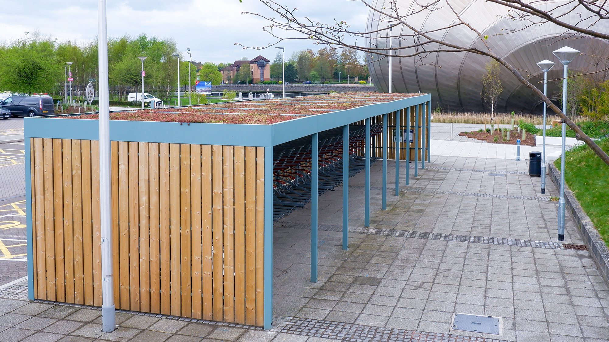 green sedum roof at glasgow science centre