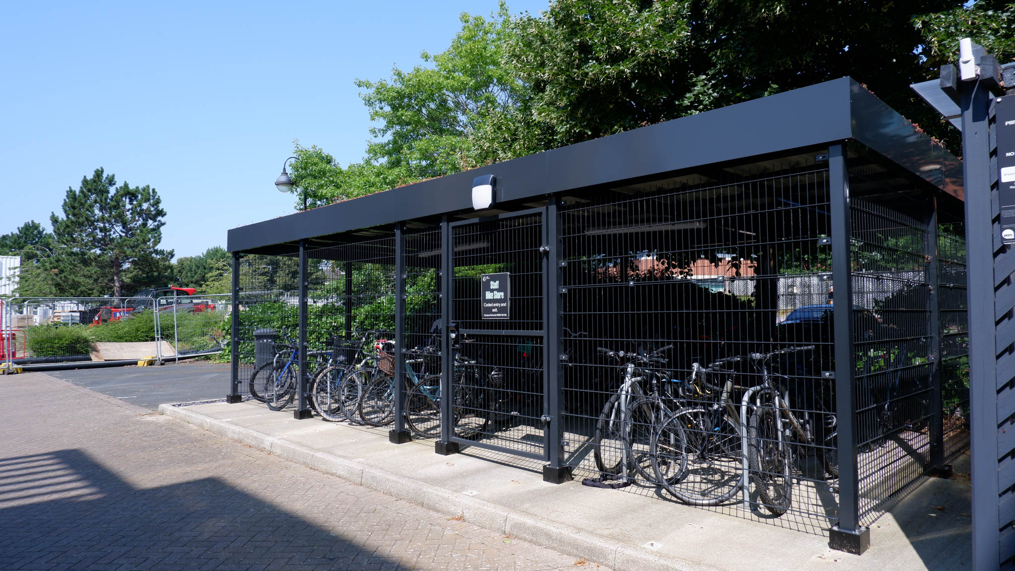 https://turvec.com/wp-content/uploads/2024/08/Oxford-Business-Park-Cubic-Green-Roof-Shelter-14-Web.jpg